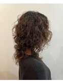 くせ毛を楽しむミディアムレイヤー