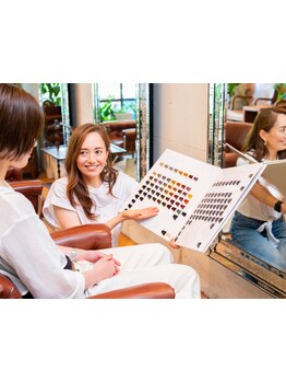 暗い白髪染めから卒業！ファッションカラーのような感覚で明るく透明感のあるグレイカラーが好評です♪