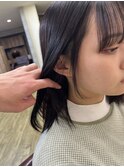 顔まわりに動きが出るミディアムスタイル