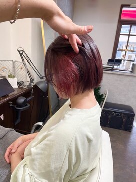 ムーブ(Moob) 襟足スッキリ切りっぱなしボブ×インナーピンクカラー【別府】