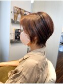 えり足が浮く生えくせの丸みショートヘア