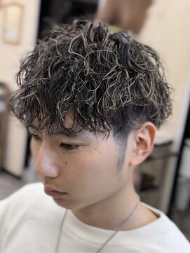 大人の波巻きスパイラルパーマミディアムロングメンズカットヘア