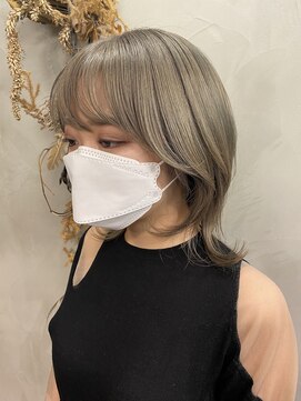 ロリム(RorriM) ウルフカット　プラチナベージュ　ダブルカラー