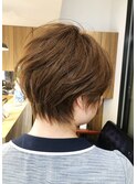 襟足タイトな立体ショートヘア