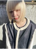 ホワイトブロンド×顔まわりレイヤー