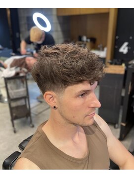 フランクスバーバー アンド ビアークラブ(FRANK'S BARBER and BEER CLUB) スキンテーパーフェードカーリーショートF