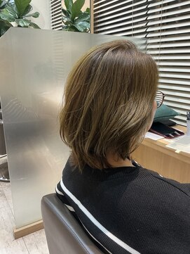 ウイバイファースト(u'i by first) ミディアムなレイヤースタイル ハイトーンなカラー