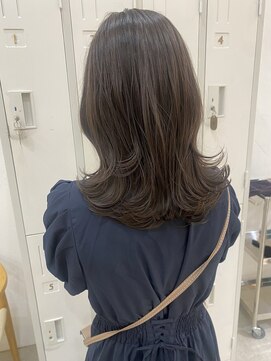 ヘアデザイン ソラ(Sola) ロング外ハネレイヤーヘア×暗髪アッシュオリーブ地毛風カラー