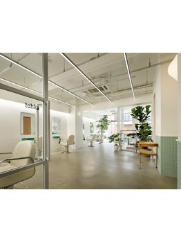 表参道・骨董通りエリアにNEW OPEN。一人ひとりの髪質やクセを見極め、“その人に合うパーマ”を作ります。