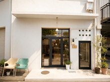 リヴィエル(Riviere)の雰囲気(カフェ風の外観です♪右側の扉から2階へお上がりください。)