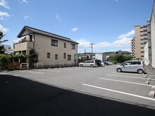 【駐車場】店舗裏側。店舗正面右側から入れます。赤い看板が目印