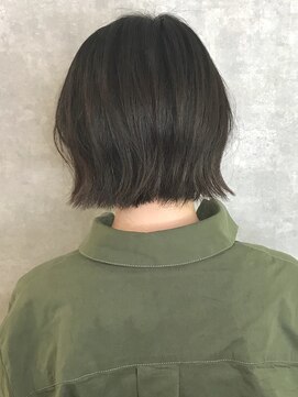 イール(iIIL) 【iIIL hair lounge】切りっぱなしボブ　暗染め　アッシュ高崎