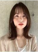 ミディアム顔周りレイヤーホワイトグレージュチェリーブラウン