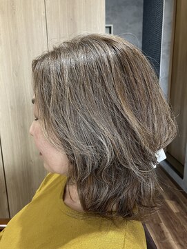 アンドブルー(and BLUE) 大人くびれミディ×白髪ぼかしハイライト