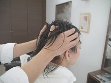 工程その2☆代謝促進剤の塗布後　工程その3ー頭皮のマッサージにて血行を促進し、栄養補給します。