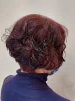 タエビスアリッサム(Taebis Alyssum) アシンメトリーボブ(ピラミンゴカラー、くせ毛スタイル)