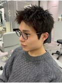 スパイキーショートブルーブラックフェザーパーマスペインカール