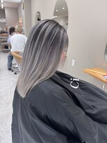 シカ 神戸三宮元町店(Cica)&nbsp;バレイヤージュ デザインカラー 三宮 ブリーチ シルバー 元町