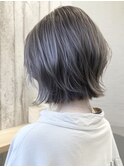 グレージュカラーの大人くびれショート