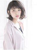 上品ほつれウェーブで甘辛フェミニンスタイル