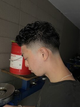 ザ フェイダーズ(The Faderz) 七三オールバックかき上げヘアツーブロックツイストパーマメンズ