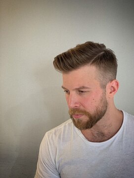 リバレッジ 広尾(Leverage) 大人海外メンズヘア七三分けサイドパートフェードカット