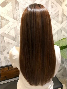 ヘアデザイン ファブロ(hair design FABRO.)の写真/まっすぐ過ぎずサラッと滑らかな指通り♪女性の魅力を上げる柔らかな仕上がりに…【カット+縮毛+Tr¥11990】