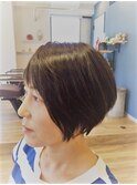 前髪がアクセントになったショ-トボブ