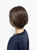 ウォーターリリー(Water Lily)&nbsp;大人ナチュラルの丸みシルエット前下がりショートボブレイヤー