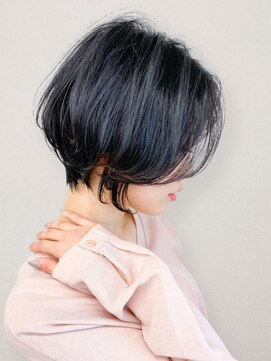 メゾンe.m.a(MAISON e.m.a) 透明感グレージュ×ハンサムショート◎30代40代前下がりボブ