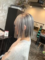 コワファースト長崎シャンプーボーイ 2nd(COIFF1RST 長崎 SHAMPOO BOY)&nbsp;長崎ハイトーンボブ ホワイトカラー デザインカラー ホワイト