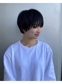 丸みショート前下がりセンターパートハンサムくびれショート