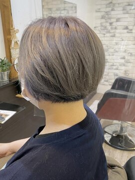 アルファ(alpha) 外ハネボブ/美髪/ワイドバング/ホワイトブロンド/イメチェン