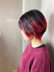 韓国 red 赤髪 ショート wカラー 派手色 ブリーチ マニキュア