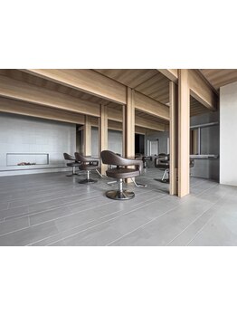 テラスのある開放的な空間が自慢のサロン＊こだわりのフロアと施術で極上のサロンタイムを♪