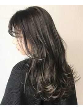 ヒュー 広島(HEW) ブリーチ無しオリーブグレーレイヤーカット透明感カラー20代