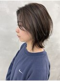 ローライトで動きあるミディアムヘア
