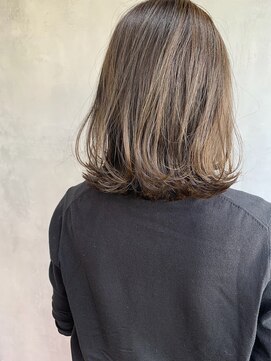 キチ(kichi.) [kichi.] くすみベージュ×レイヤーボブ