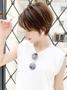 アンド ストーリーズ(&STORIES) 大人可愛い耳かけショートボブフォギーベージュ【江角力也】