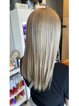 リレーション(Relation)&nbsp;ホワイトブロンドハイトーンダブルカラーストレートロングヘア