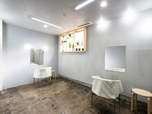 マーシー(MAAAAAC)の雰囲気（無機質な「PLAIN」ルーム、ゆっくりと読書やネットも楽しめます）