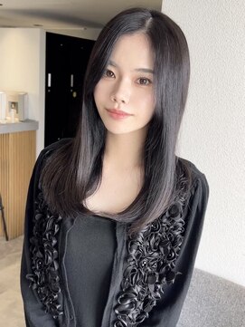 暗髪トレンドストレートスタイル