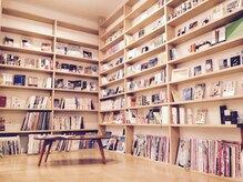 店内には図書スペースを設け、ゆったりした空間に♪