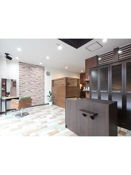 【atelier Lo-nA】ブラウン基調で目にも優しい店内♪親身に寄り添いあなたのベストスタイルをご提案します