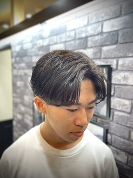 プラウド(PROUD) ツーブロック束感ニュアンス黒髪センターパートビジネス個室