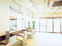 ラフレシール(rafraichir)の雰囲気（明るい店内で、気持ち良くゆったりお過ごしいただけます。）