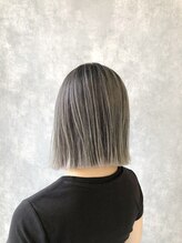 ヘアアンドメイク ムーア(Muuua)&nbsp;ホワイトグレー＋バレイヤージュ＋切りっぱなしボブ