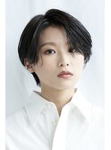 大人可愛いハンサムショート暗髪ショートセンターパート