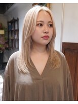 グッドフェローズ キタホリエ(GoodFellas kitahorie)&nbsp;透け感ハイトーンレイヤーミディアムヘアブリーチデザインカラー