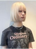 White blond / bob cut